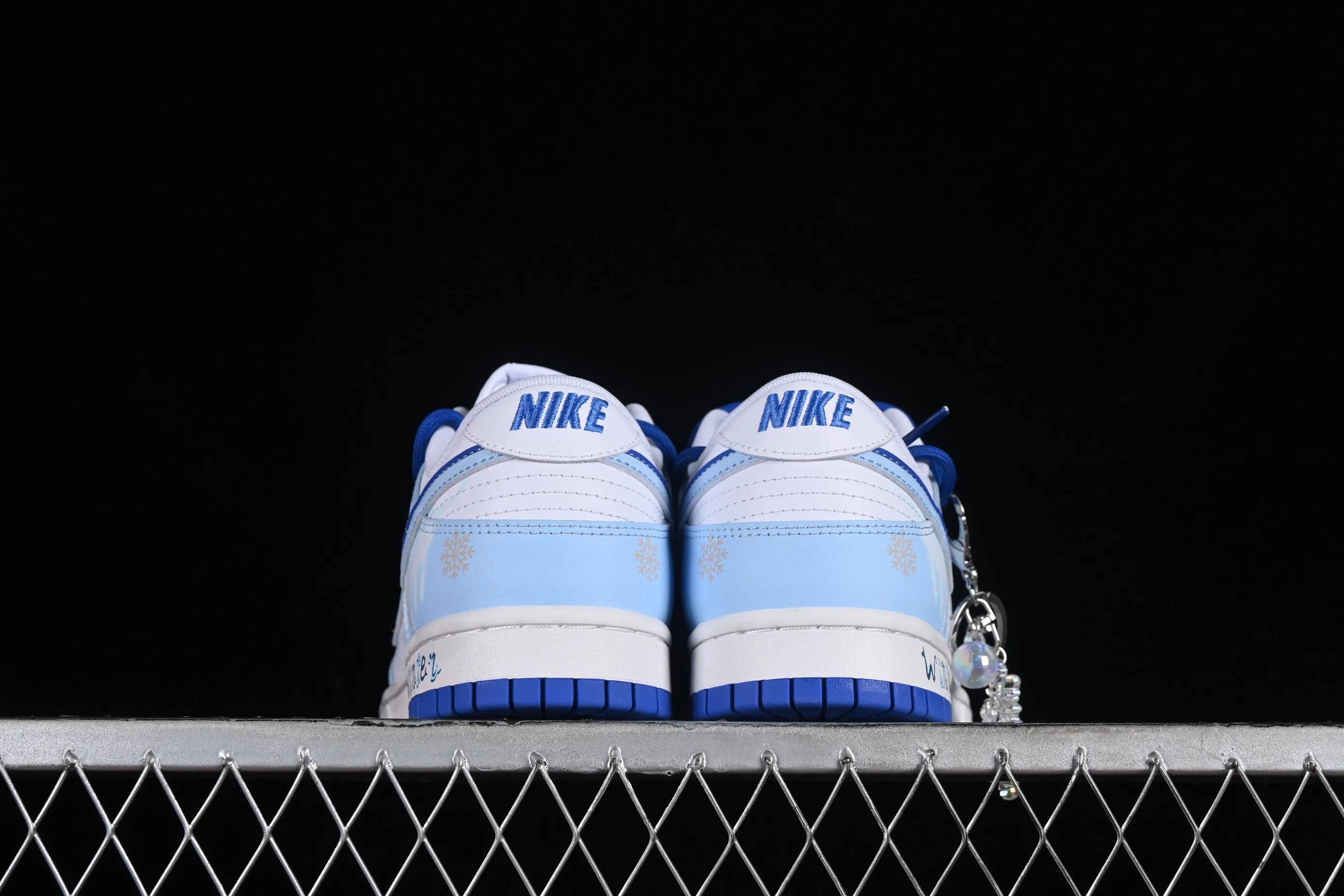 All categories Nk SB Dunk series Nk SB Dunk Low low-top sneakers Nk Dunk Low Winter has arrived Simple white and blue SB strap low-top casual sneakers DV0831-104